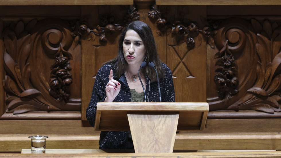 A ministra da Habitação, Mariana Gonçalves intervém num debata esta manhã na Assembleia da República em Lisboa, 20 de janeiro de 2023. MIGUEL A. LOPES/LUSA