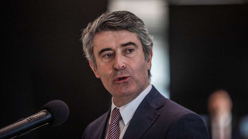 O ministro da Administração Interna, José Luís Carneiro, intervém durante a cerimónia militar comemorativa do Dia da Unidade, organizada pelo Comando Territorial dos Açores, Ponta delgada, Açores, 10 de fevereiro de 2023. EDUARDO COSTA/LUSA