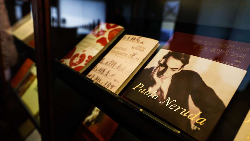epa09536454 Copies of books by the Chilean poet Pablo Neruda are on display in La Chascona, one of the three houses owned by Neruda, during a tour of Spanish international news agency Efe, in Santiago, Chile, 20 October 2021 (issued 21 October 2021). Exactly 50 years ago, on 21 October 1971, the Swedish Academy announced that Neruda won the Nobel Prize for Literature, only the second Latin-American author to receive the prestigious literary award after compatriot Gabriela Mistral in 1945.  EPA/Alberto Valdes