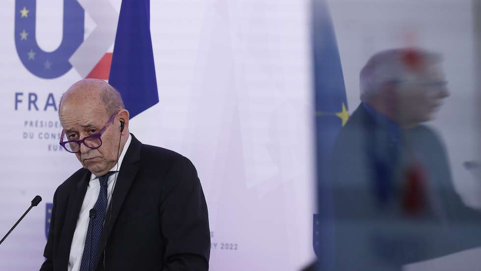 O chefe da diplomacia francesa Jean-Yves Le Drian e o alto representante da União Europeia para assuntos estrangeiros (Josep Borrell -- não presente na imagem) numa conferência de imprensa conjunta sobre a crise na Ucrânia. Paris, 22 de fevereiro de 2022
