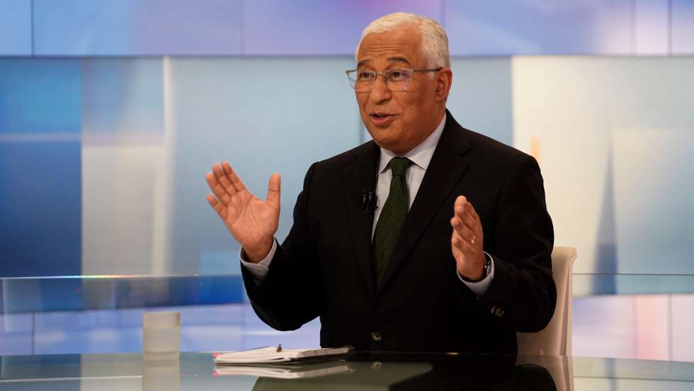 Foto cedida pela TVI. O secretário-geral do Partido Socialista (PS), António Costa, e a líder do PAN - Pessoas–Animais–Natureza, Inês Sousa Real (ausente na fotografia), durante o debate televisivo entre candidatos às eleições legislativas, com moderação da jornalista, Sara Pinto, Lisboa, 8 de janeiro de 2022. As eleições realizam-se a 30 de janeiro. ARMANDA CLARO/TVI/LUSA