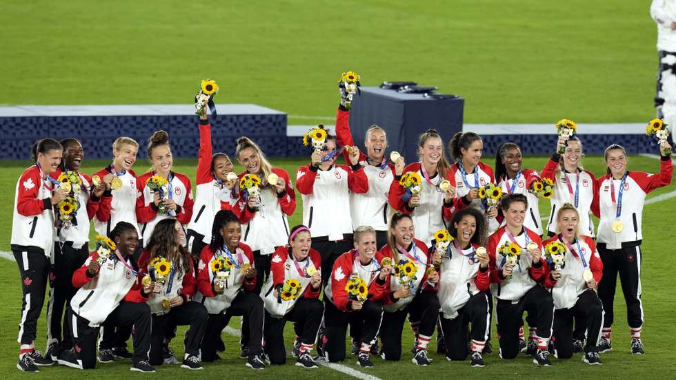 epa09401778 Gold medalists, players of Canada celebrate  during the award ceremony after the women's soccer group stage match between Sweden and the USA at the Tokyo 2020 Olympic Games in Tokyo, Japan, 21 August 2021.  EPA/FRANCK ROBICHON