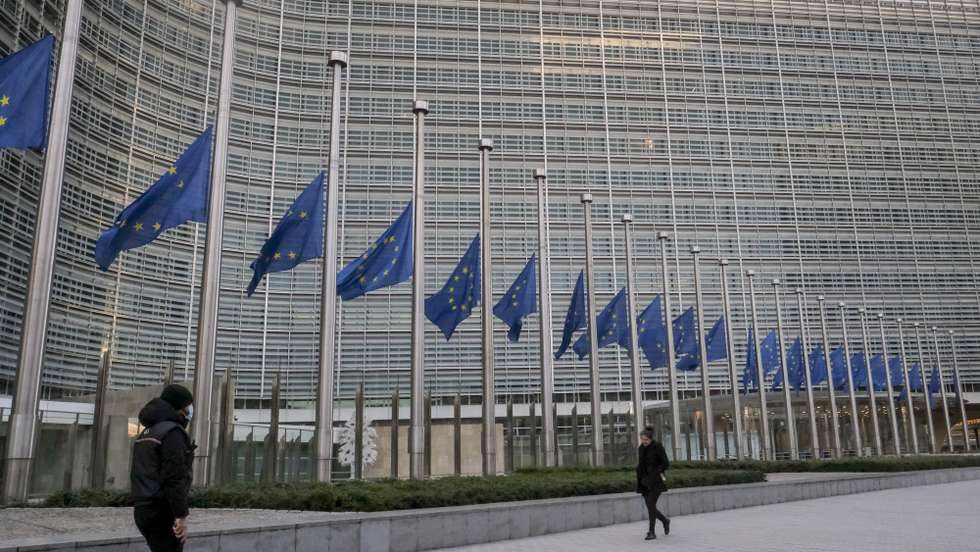 Bandeiras da União Europeia a meia haste na Comissão Europeia devido à morte do presidente do PE David Sassoli