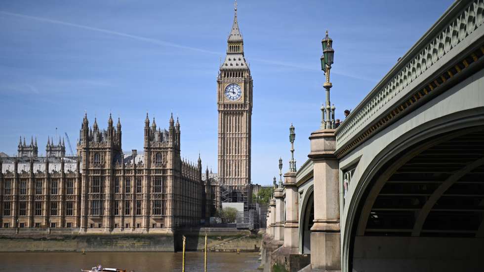 epa09930056 A boat passes the Houses of Parliament in Westminster in London, Britain, 06 May 2022. Local elections in the United Kingdom were held on 5 May 2022. Labour have taken three symbolic London councils from the Conservatives; Westminster, Barnet and Wandsworth.  EPA/NEIL HALL