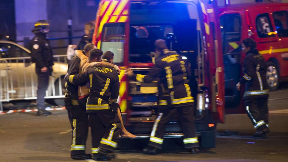 epa05023844 Wounded people are evacuated from the Stade de France in Paris, France, 13 November 2015, after explosions were reported. At least 26 people have died in attacks in Paris on 13 November after reports of a shootout and explosions near the Stade de France stadium.  EPA/IAN LANGSDON