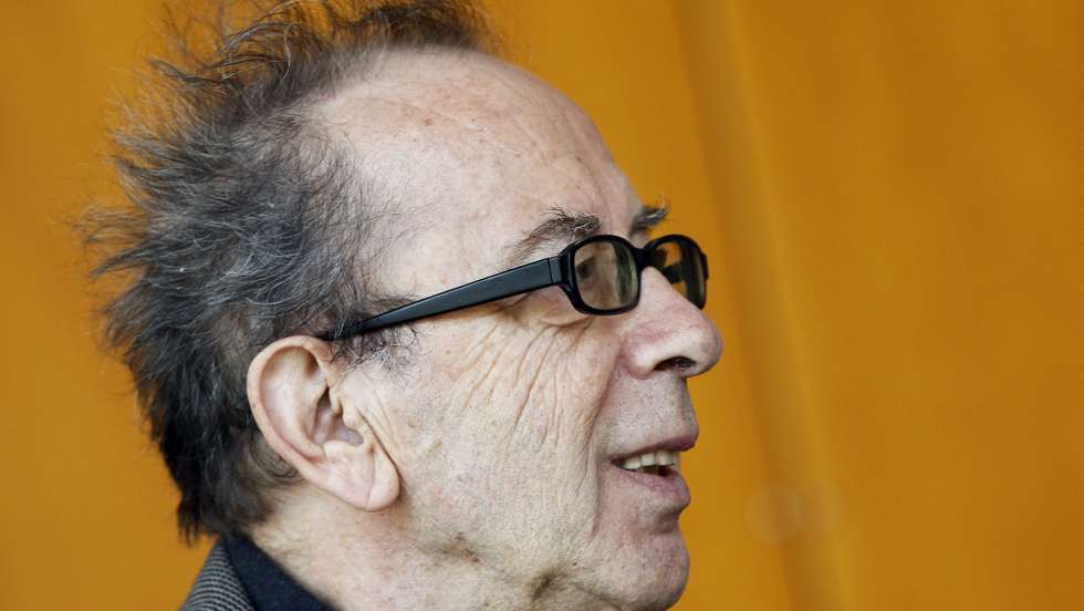 epa03421101 Albanian writer Ismail Kadare presents his latest novel entitled 'Requiem for Linda B' to journalists in Barcelona, Spain, 4 October 2012.  EPA/ANDREU DALMAU