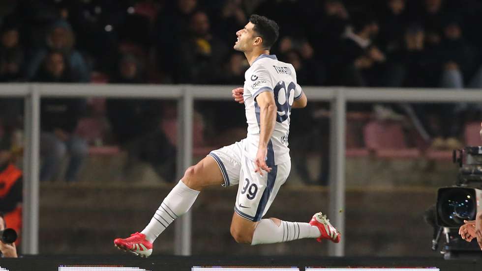 epa11855427 FC Inter's Mehdi Taremi celebrates scoring the 4-0 lead from the penalty spot during the Italian Serie A soccer match between US Lecce and FC Inter at the Via del Mare stadium in Lecce, Italy, 26 January 2025.  EPA/ABBONDANZA SCURO LEZZI