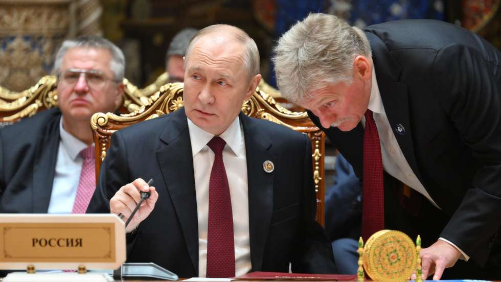 epa12444111 Russian President Vladimir Putin (L) speaks to Kremlin spokesman Dmitry Peskov during an expanded format meeting of the Commonwealth of Independent States (CIS) Council of Heads of State at the Palace of the Nation in Dushanbe, Tajikistan, 10 October 2025.  EPA/GRIGORY SYSOEV /SPUTNIK/KREMLIN POOL MANDATORY CREDIT