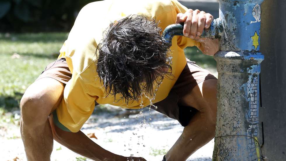 epa13075097 A man hydrates with water at a public tap in downtown Zagreb, Croatia, 30 June 2026. Reports state that in recent days Croatia has recorded high temperatures exceeding 39 degrees Celsius. Europe is bracing for a heatwave, as forecasters predict temperatures are expected to climb above 40 degrees Celsius.  EPA/ANTONIO BAT