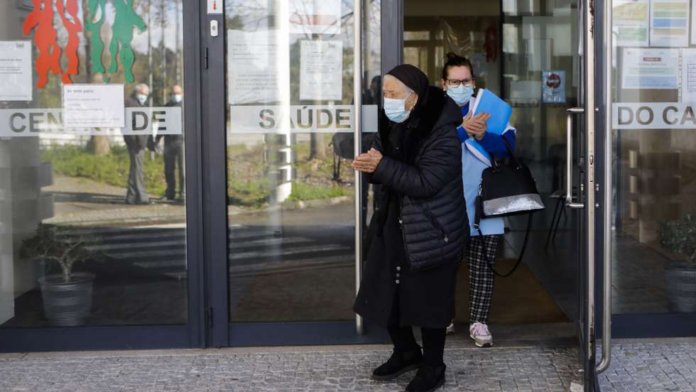 Uma idosa à saída do Centro de Saúde de Penalva do Castelo, onde está a decorrer a vacinação contra a covid-19, em Penalva do Castelo, 12 de março de 2021. Idosos residentes em Penalva do Castelo, distrito de Viseu, e Fornos de Algodres, distrito da Guarda, encaram a vacinação como forma de combater a “guerra” que o mundo trava contra a covid-19. (ACOMPANHA TEXTO DA LUSA DO DIA 27 DE MARÇO DE 2021). MIGUEL PEREIRA DA SILVA/LUSA