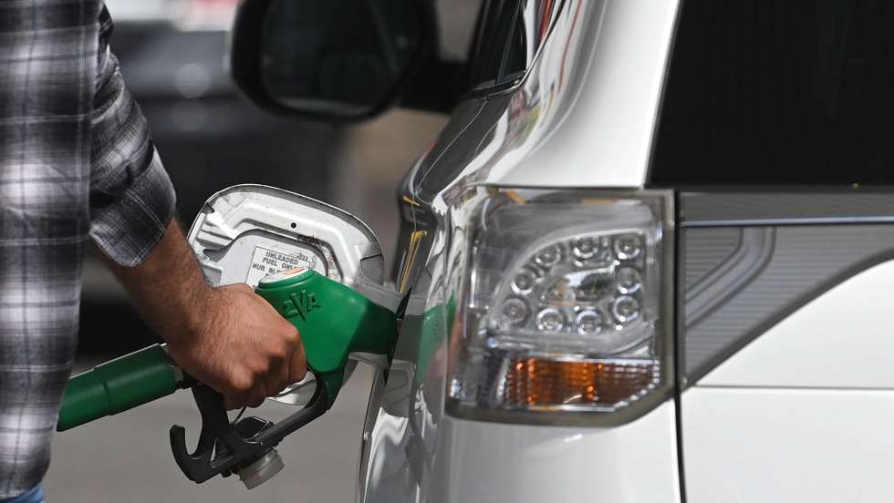 epa10003790 A man uses a fuel pump at a garage forecourt in London, Britain, 09 June 2022. Data firm Experian Catalist reported that the average cost of fuel to fill a 55-liter car has now exceeded 100 British pounds (117 euro) for the first time. People in Britain are facing rising costs. Some, like petrol, are a consequence of the ongoing invasion of Ukraine as Europe tries to reduce its dependence from Russian oil.  EPA/Neil Hall