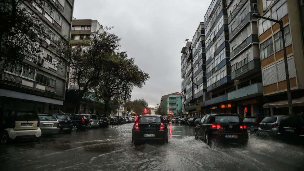 Relativamente aos incentivos para a compra de viaturas zero emissões, o ACP lamenta que, "à data da apresentação das contas do Estado para 2023, não se conheçam as verbas do Fundo Ambiental para esse efeito"