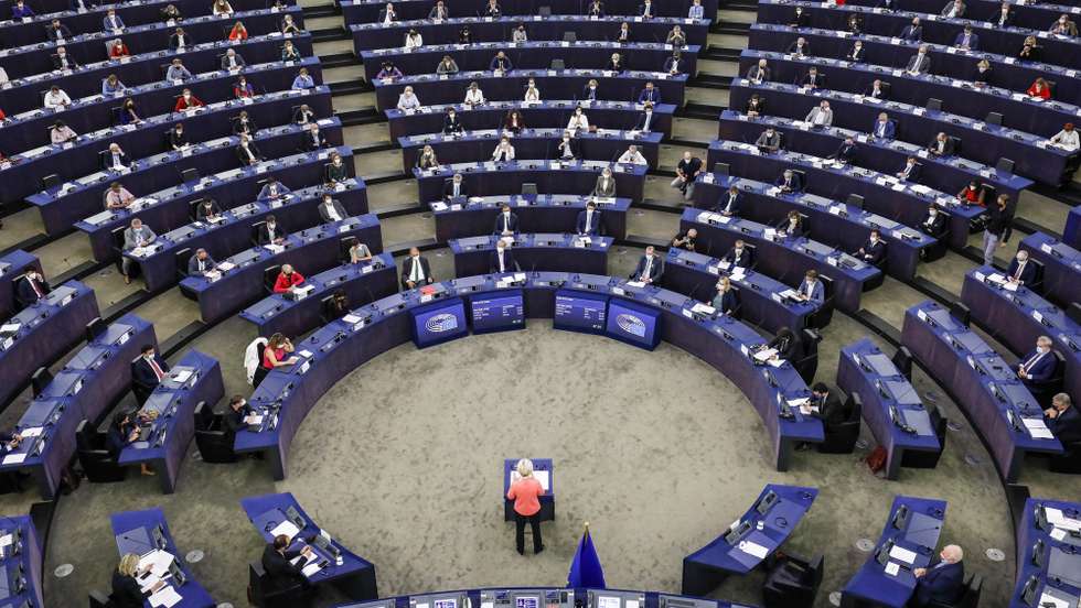 epaselect epa09469043 European Commission President Ursula von der Leyen delivers a speech during a debate on 'The State of the European Union' at the European Parliament in Strasbourg, France, 15 September 2021.  EPA/JULIEN WARNAND