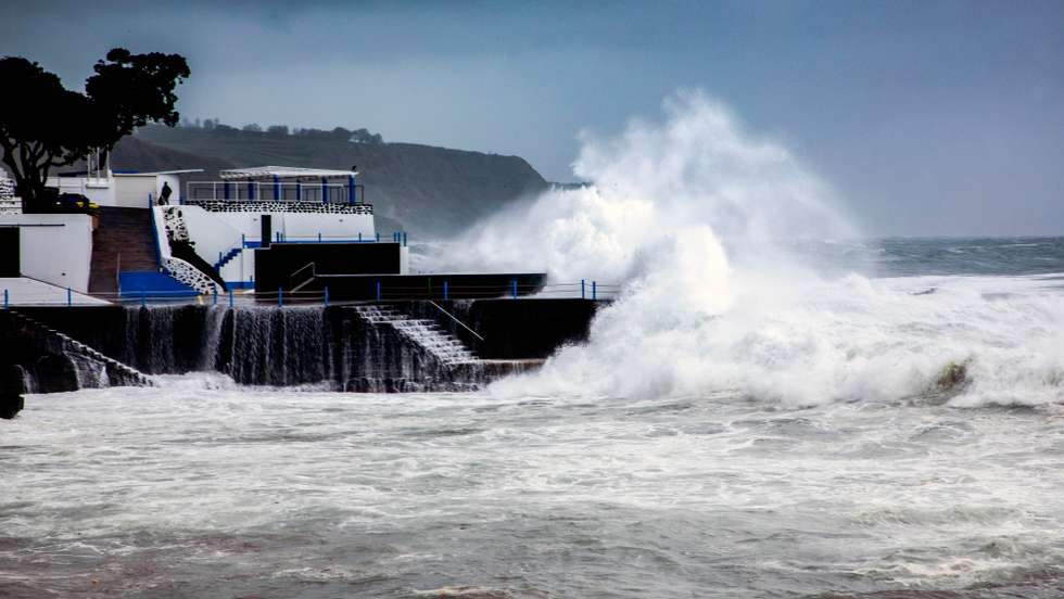A depressão LOLA começou a afetar os grupos Ocidental e Central dos Açores, mas "o período mais crítico” é esperado na quinta-feira, informou o Instituto Português do Mar e da Atmosfera (IPMA), Ponta Delgada, Açores, 22 de abril de 2021. Num comunicado, a delegação dos Açores do IPMA adianta que a depressão deverá encontrar-se, na madrugada de quinta-feira, "centrada a cerca de 300 quilómetros a norte/nordeste do Corvo", prevendo-se "um aumento significativo da intensidade do vento, com rajadas entre 120 a 130 quilómetros por hora nos grupos Ocidental (Flores e Corvo) e Central (Terceira, Pico, São Jorge, Graciosa e Faial) e até 100 quilómetros por hora no grupo Oriental (São Miguel e Santa Maria). EDUARDO COSTA /LUSA