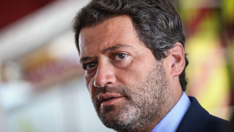 O presidente do partido Chega, André Ventura, fala aos jornalistas após uma visita ao quartel dos Bombeiros Voluntários de Camarate, em Lisboa, 17 de maio de 2022.  RODRIGO ANTUNES/LUSA
