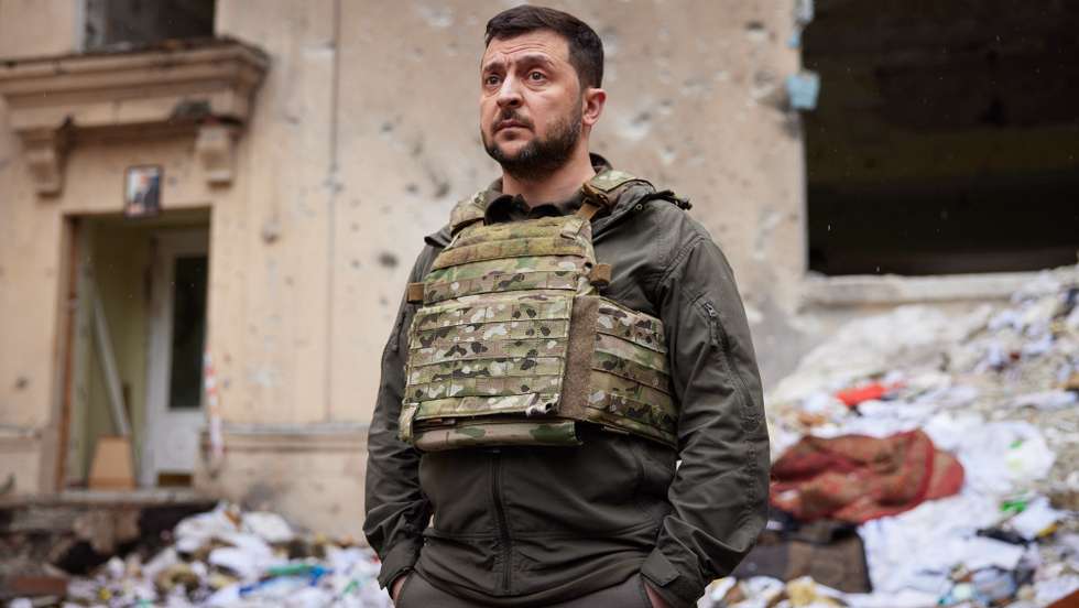 epa09984248 A handout photo made available by the Ukrainian Presidential Press Service shows Ukrainian President Volodymyr Zelensky during his visit to the Kharkiv region, Ukraine, 29 May 2022, amid the Russian invasion. According to the Ukrainian presidential office, Zelensky visited the frontline positions in the east of the country and presented state awards to the military during a working trip to the Kharkiv region. On 24 February, Russian troops invaded Ukrainian territory starting a conflict that has provoked destruction and a humanitarian crisis.  EPA/UKRAINIAN PRESIDENTIAL PRESS SERVICE HANDOUT -- MANDATORY CREDIT: UKRAINIAN PRESIDENTIAL PRESS SERVICE -- HANDOUT EDITORIAL USE ONLY/NO SALES