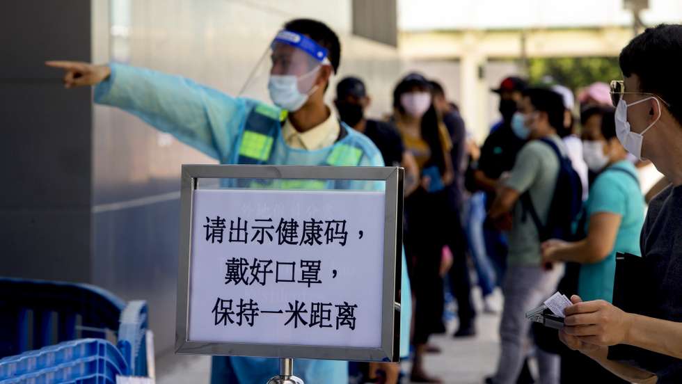 Devido a um novo surto de covid-19, que conta já com cerca de 150 casos confirmados até ao momento, Macau volta a parar, com a grande maioria da população em casa, escolas e função pública fechada, China, 24 de junho 2022. Comércio, muito já encerrado definitivamente e outro volta a fechar portas, e segunda ronda de testes em massa decorrem até hoje à meia-noite. CARMO CORREIA/LUSA
