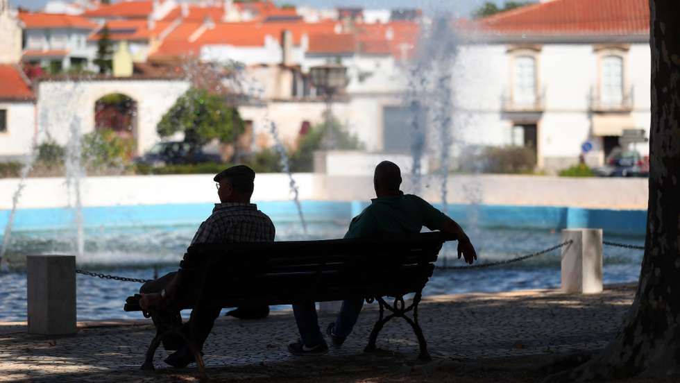 Populares descansam à sombra no jardim municipal de Borba, no primeiro dia de uma nova vaga de calor com temperaturas próximas dos 40 graus. Borba, 07 de julho de 2022. Segundo o Instituto Português do Mar e da atmosfera (IPMA), nos próximos dias, Portugal continental irá enfrentar uma situação de tempo quente persistente, que deverá dar origem a uma onda de calor em muitas áreas do território. NUNO VEIGA/LUSA