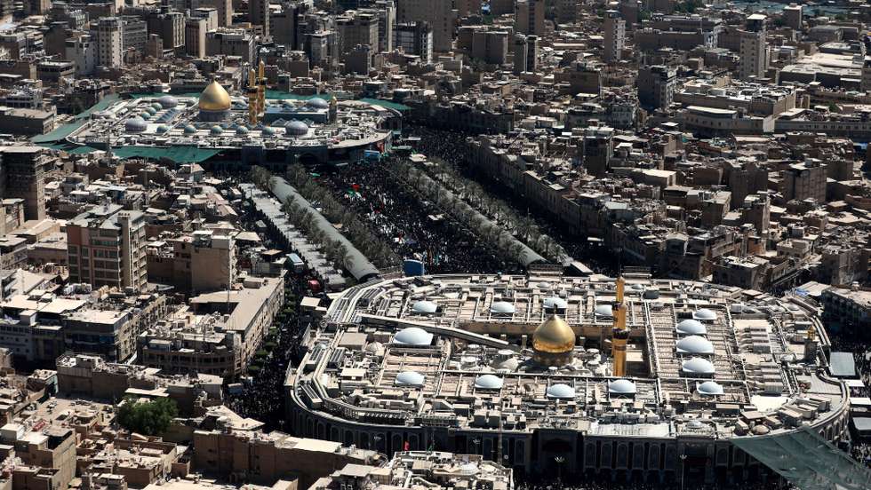epa10188980 An aerial view shows Iraqi Shiite Muslims gather near the tomb of Imam Hussain and his brother Imam Abbas during the religious ceremony of Arbain at the holy city of Karbala, southern Iraq on 16 September 2022. Shiite Muslims from Iraq and around the world gathered to perform the religious ceremony of Arbain, on the 40th day after the Shiite holy Day of Ashura which commemorates the death of Imam Hussein at the battle of Karbala, while Iraqi security forces imposed tight security measures to protect the ceremony.  EPA/MURTAJA LATEEF