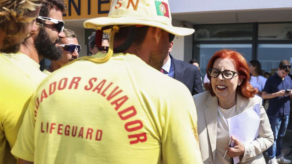A ministra do Ambiente e Energia, Maria da Graça Carvalho, esteve presente no arranque oficial da época balnear 2025 em todo o país com a apresentação de dados sobre as principais medidas de segurança, de acessibilidade e proteção da orla costeira, em Carcavelos, Cascais, 16 de junho de 2025.  TIAGO PETINGA/LUSA