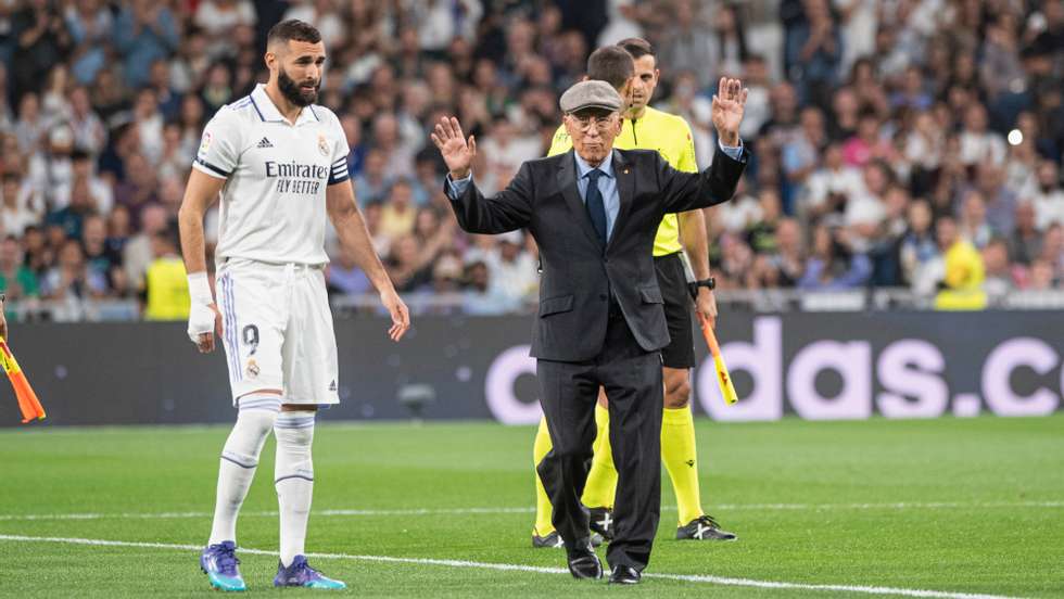 Amancio, aqui numa homenagem no Santiago Bernabéu com Benzema, conquistou nove Campeonatos em 14 épocas no Real Madrid