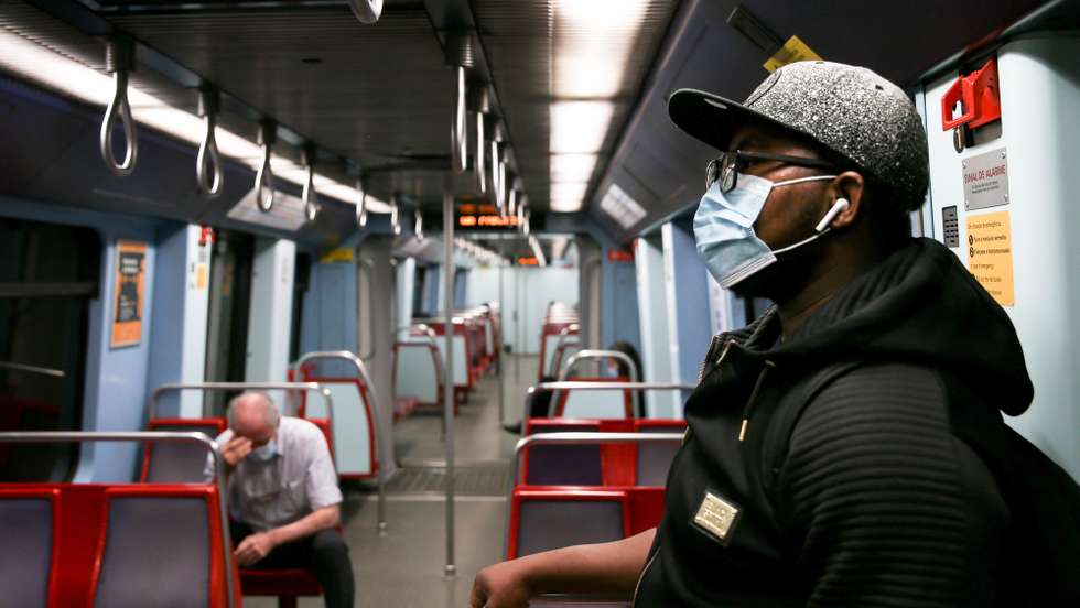 Um utente usa uma máscara de proteção respiratória contra a covid-19 no interior de uma carruagem do Metro de Lisboa, em Lisboa, 19 de maio de 2020. O Governo aprovou no dia 15 de maio novas medidas, entre as quais a retoma das visitas aos utentes dos lares de idosos, a reabertura das creches, aulas presenciais para os 11.º e 12.º anos e a reabertura de algumas lojas de rua, cafés, restaurantes, museus, monumentos e palácios. MANUEL DE ALMEIDA/LUSA
