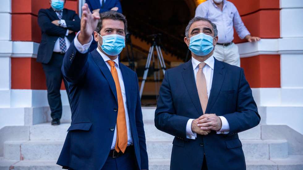 O Presidente do Governo Regional dos Açores, José Manuel Bolieiro (D), acompanhado pelo presidente do Partido Chega, André Ventura (E), no final de uma audiência na sequência da retirada de confiança política ao deputado do partido Carlos Furtado, no Palácio de Santana, em Ponta Delgada, ilha de São Miguel, Açores, 16 de julho de 2021. EDUARDO COSTA/LUSA