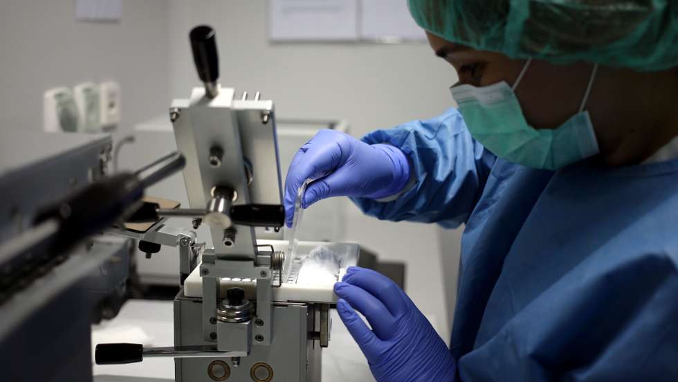 Uma técnica da unidade de produção de medicamentos do Serviço de Farmácia do Centro Hospitalar de São João opera maquinaria, no Porto, 20 de junho de 2013. A unidade de produção de medicamentos do Serviço de Farmácia do Centro Hospitalar de São João produz dexametasona, medicamento muito usado em oncologia. ESTELA SILVA / LUSA