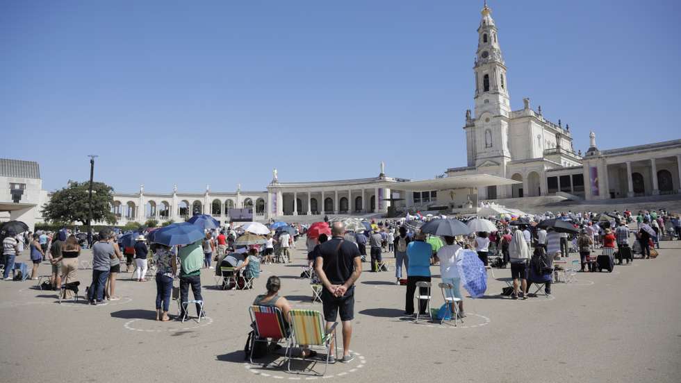 Peregrinos participam na peregrinação aniversária de agosto, em Fátima, 13 de agosto de 2021. Conhecida como a "Peregrinação dos Emigrantes", é presidida pelo arcebispo do Luxemburgo, o cardeal Jean-Claude Hollerich, que dirige atualmente a Comissão das Conferências Episcopais da União Europeia (Comece). PAULO CUNHA /LUSA