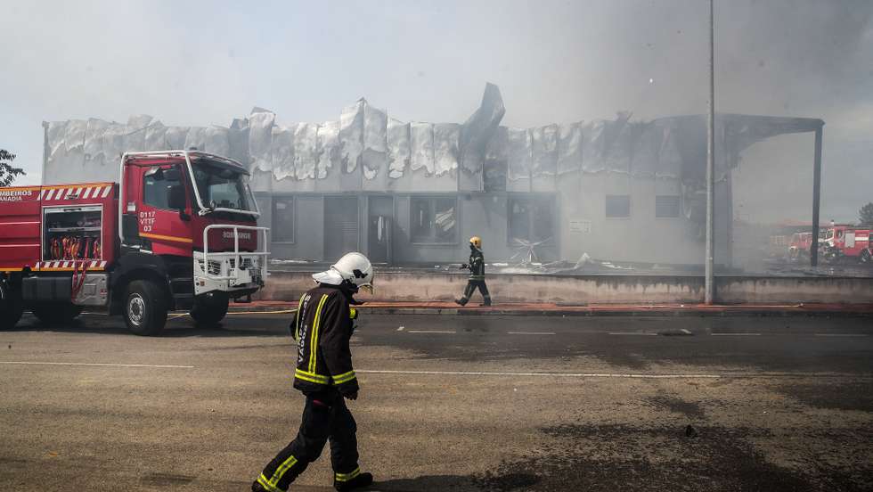 Bombeiros durante o combate ao incêndio que destruiu a empresa de embalagens e recipientes, Policarpo Ferreira da Silva, na zona industrial de Paraimo, em Sangalhos, Anadia, 31 de agosto de 2021. PAULO NOVAIS/LUSA