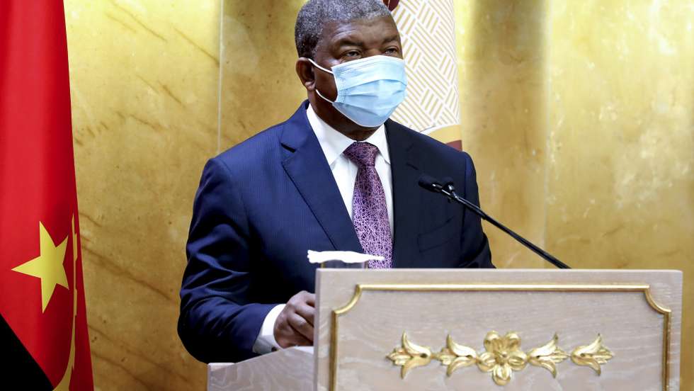 O Presidente da República de Angola, João Lourenço, discursa na aberta da sessão plenária solene da 5.ª sessão legislativa da 4.ª legislatura da Assembleia Nacional, em Luanda, Angola, 15 de outubro de 2021. Na sua mensagem à nação, que marcou hoje a abertura do ano parlamentar, João Lourenço afirmou que, no corrente ano, foram recuperados quase 5.000 milhões de dólares (4.300 milhões de euros), em dinheiro, bens, património ou participações sociais, dos quais 2.100 milhões de dólares (1.800 milhões de euros) foram concretizados no estrangeiro. AMPE ROGÉRIO/LUSA