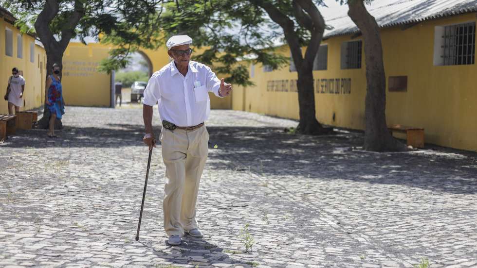 Nhuné conheceu a então Colónia Penal do Tarrafal quando ia receber comida da mão dos presos portugueses no portão, mas foi no “Campo da Morte Lenta” que teve o seu primeiro emprego, como guarda, enquanto levava recados para fora, Tarrafal, Cabo Verde, 21 de outubro de 2021. Há precisamente 85 anos, em 29 de outubro de 1936, chegaram à Colónia Penal do Tarrafal, em construção, os primeiros 152 detidos antifascistas, obrigados a trabalhar sobre um sol escaldante na construção do muro que seria a própria prisão. (ACOMPANHA TEXTO DE 25 DE OUTUBRO DE 2021). ELTON MONTEIRO/LUSA