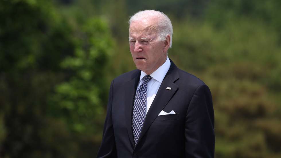 epa09962008 US President Joe Biden visits the Seoul National Cemetery in Seoul, South Korea, 21 May 2022. Biden is on a three-day visit to South Korea where he will hold a meeting with newly appointed President Yoon Suk-yeol over North Korea's nuclear program and supply chain risks.  EPA/Chung Sung-Jun / POOL