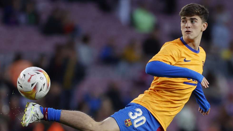 epa09907283 Barcelona's midfielder Gavi warms up for the Spanish LaLiga soccer match between FC Barcelona and Rayo Vallecano at Camp Nou stadium in Barcelona, Catalonia, Spain, 24 April 2022.  EPA/Toni Albir