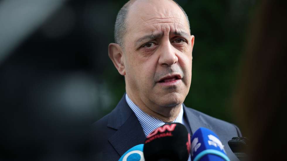 O ministro da Saúde, Manuel Pizarro, fala à comunicação social no final da cerimónia de assinatura de protocolo entre Ordem dos Médicos e Ministério da Saúde no âmbito do Gabinete de Apoio Humanitário da Ordem dos Médicos (GAHOM) e a missão à Ucrânia, no Porto, 20 de fevereiro de 2023. ESTELA SILVA/LUSA