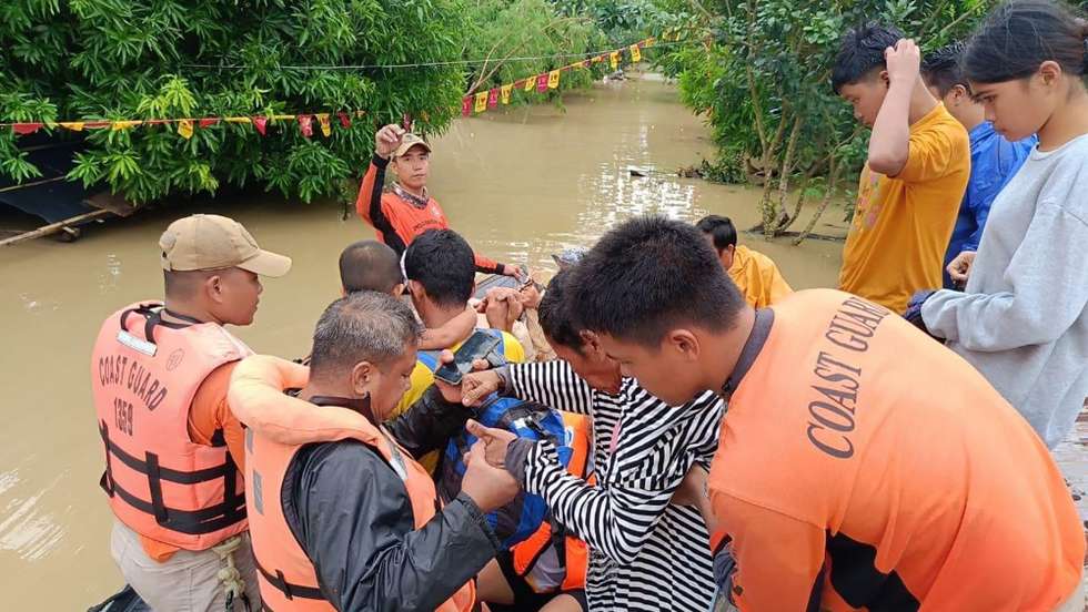 epa11676707 A handout photo made available by the Philippine Coast Guard (PCG) shows coastguard personnel on a rubber boat rescuing villagers on the roof of their flooded home in Libon town, Albay province Philippines, 23 October 2024. According to Philippine Civil Defense office, thousands of villagers were forced to evacuate as Typhoon Trami barrels towards the eastern part of the country.  EPA/PHILIPPINE COAST GUARD HANDOUT HANDOUT EDITORIAL USE ONLY/NO SALES