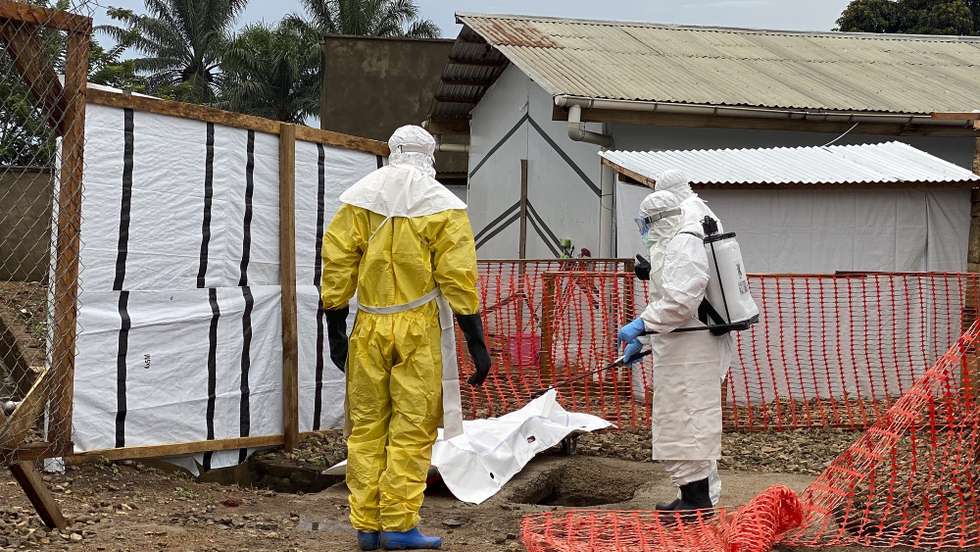 epa09564296 Health workers prepare the body of a victim of new case of Ebola for burial at an Ebola treatment center following an outbreak in Beni, North Kivu province, Democratic Republic of the Congo, 04 November 2021. According to the World Health Organization (WHO) there have been eight new Ebola virus cases in North Kivu province which marks a new outbreak in the country. Two of the eight were released after recovering on 04 November. There have been six fatalities. Some 573 people who have been exposed to the virus have been identified.  EPA/STR