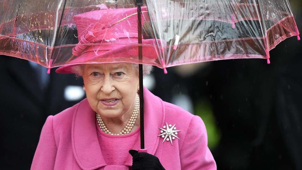 A Rainha Isabel II passou a noite desta quarta-feira no hospital