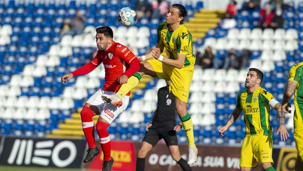 Rui Costa (E) do Santa Clara disputa a bola com Dadashov do Tondela, durante o jogo da Primeira Liga de Futebol, disputado no Estádio de Sao Miguel em Ponta Delgada, 16 de Janeiro de 2022. EDUARDO COSTA/LUSA