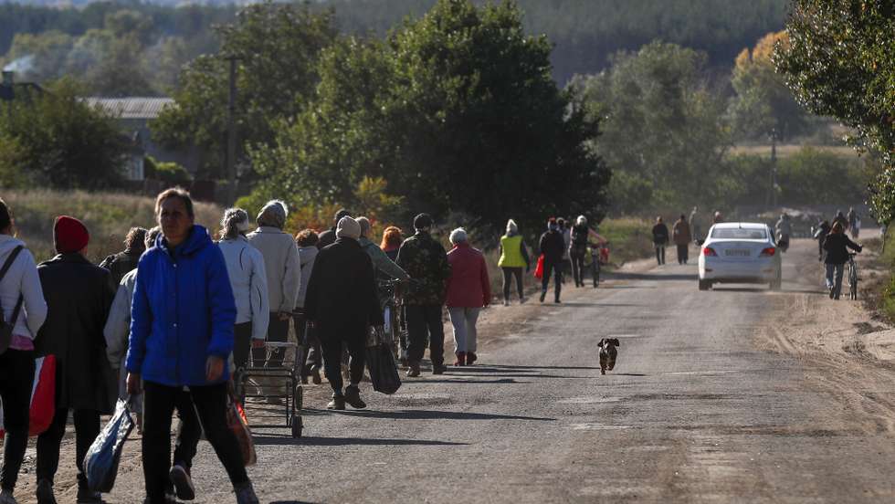 epa10227217 Residents of Kapytolyvka return to their homes after a truck carrying humanitarian aid truck was unable to arrive, east of Izyum, Kharkiv Oblast, Ukraine, 06 October 2022. 
Russian troops withdrew from the occupied territory in the northeast. On 24 February 2022, Russian troops entered Ukrainian territory starting an armed conflict that has provoked destruction and a humanitarian crisis.  EPA/ATEF SAFADI
