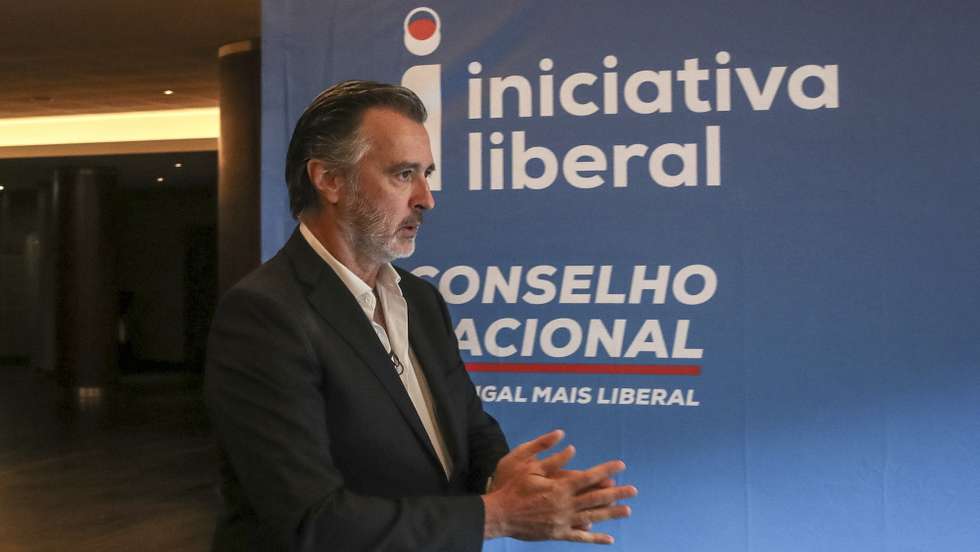 O presidente do Iniciativa Liberal (IL), João Cotrim Figueiredo à chegada para o 24:º Conselho Nacional do partido, para aprovar a data e o regimento da VII Convenção Nacional do IL, em Coimbra, 6 de novembro de 2022. PAULO NOVAIS/LUSA