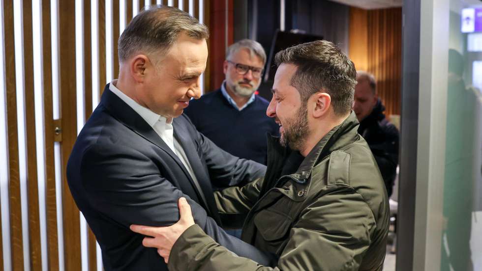 "A caminho de casa, tive um encontro com um amigo da Ucrânia — o Presidente da Polónia Andrzej Duda", anunciou o Presidente ucraniano nas redes sociais