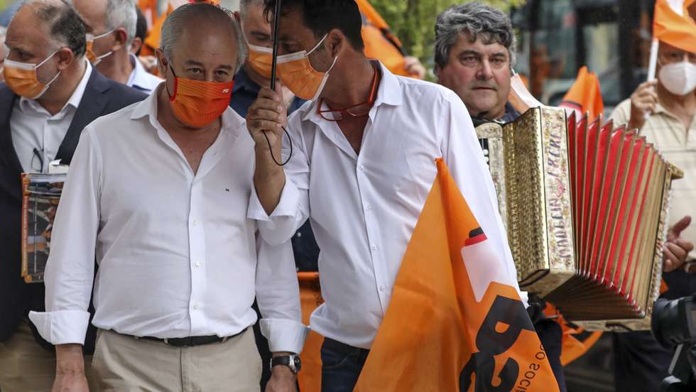 O presidente do Partido Social Democrata (PSD), Rui Rio (E), conversa com um apoiante durante uma ação de campanha em Leiria, 17 de setembro de 2021. No próximo dia 26 de setembro mais de 9,3 milhões eleitores podem votar nas eleições Autárquicas, para eleger os seus representantes locais. JOSÉ COELHO/LUSA