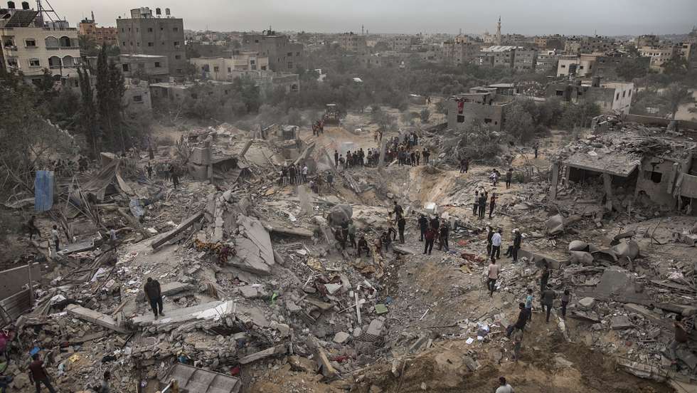 epaselect epa10971481 Palestinians search for bodies and survivors among the rubble of a residential building following an Israeli strike in Khan Younis, southern Gaza Strip, 12 November 2023.  More than 11,000 Palestinians and at least 1,200 Israelis have been killed, according to the Israel Defense Forces (IDF) and the Palestinian health authority, since Hamas militants launched an attack against Israel from the Gaza Strip on 07 October, and the Israeli operations in Gaza and the West Bank which followed it.  EPA/HAITHAM IMAD
