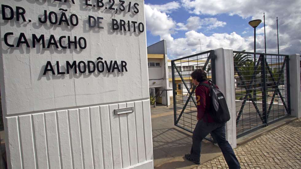 Os alunos da Secundária de Almodôvar conseguiram dos piores resultados nos exames nacionais do 12.º ano, mas esta escola integra o "melhor" agrupamento do Alentejo e Algarve segundo a avaliação externa feita no passado ano letivo, Almodovar, 15 de outubro. (ACOMPANHA TEXTO) NUNO VEIGA/LUSA