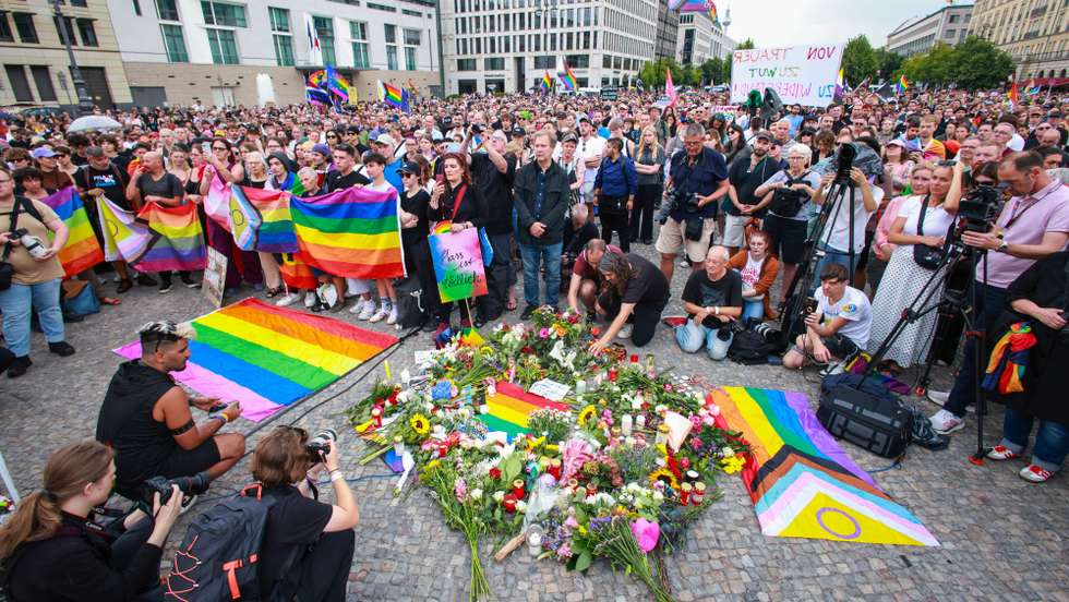 epa13133977 People mourn in front of the Brandenburg Gate near the scene where a vehicle plowed into a crowd on the sideline of the Christopher Street Day (CSD) parade in Berlin, Germany, 26 July 2026. German Minister of Interior Dobrindt has said the vehicle ramming, which killed one person and injured 29 others on 25 July, is being investigated as a terror attack.  EPA/CLEMENS BILAN