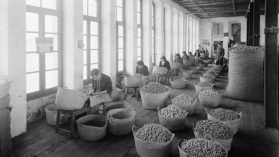 As duas imponentes chaminés da antiga fábrica marcam o perfil da cidade