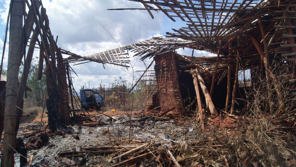 Ruínas de uma casa destruída por rebeldes na aldeia 19 de outubro, em Quissanga, Cabo Delgado, Moçambique, 21 de agosto de 2021. As vilas e aldeias devastadas por rebeldes nos distritos de Quissanga e Macomia têm as marcas do terror estampadas em cada esquina e, entre ruínas, ensaia-se a reconstrução, mas o trauma é grande e paira ainda o medo entre as comunidades (ACOMPANHA TEXTO DO DIA 23 DE AGOSTO DE 2021). LUÍSA NHANTUMBO/LUSA