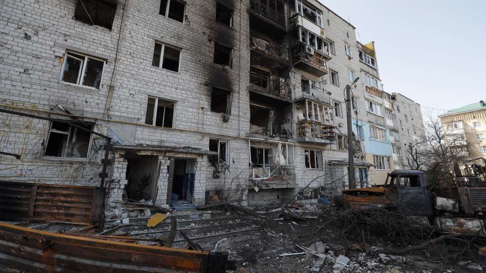 epa09890125 A damaged residential building in Makariv near Kyiv (Kiev), Ukraine, 14 April 2022. Some cities and villages had recently been recaptured by the Ukrainian army from withdrawing Russian forces and now people try to restore normal life there. On 24 February Russian troops had entered Ukrainian territory resulting in fighting and destruction in the country, a huge flow of refugees, and multiple sanctions against Russia.  EPA/SERGEY DOLZHENKO