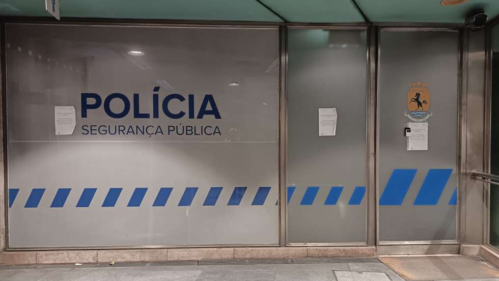 Suspeito "agrediu um dos polícias, atingindo-o na zona do pulso, ao mesmo tempo em que proferia ameaças, motivo pelo qual lhe foi dada voz de detenção"